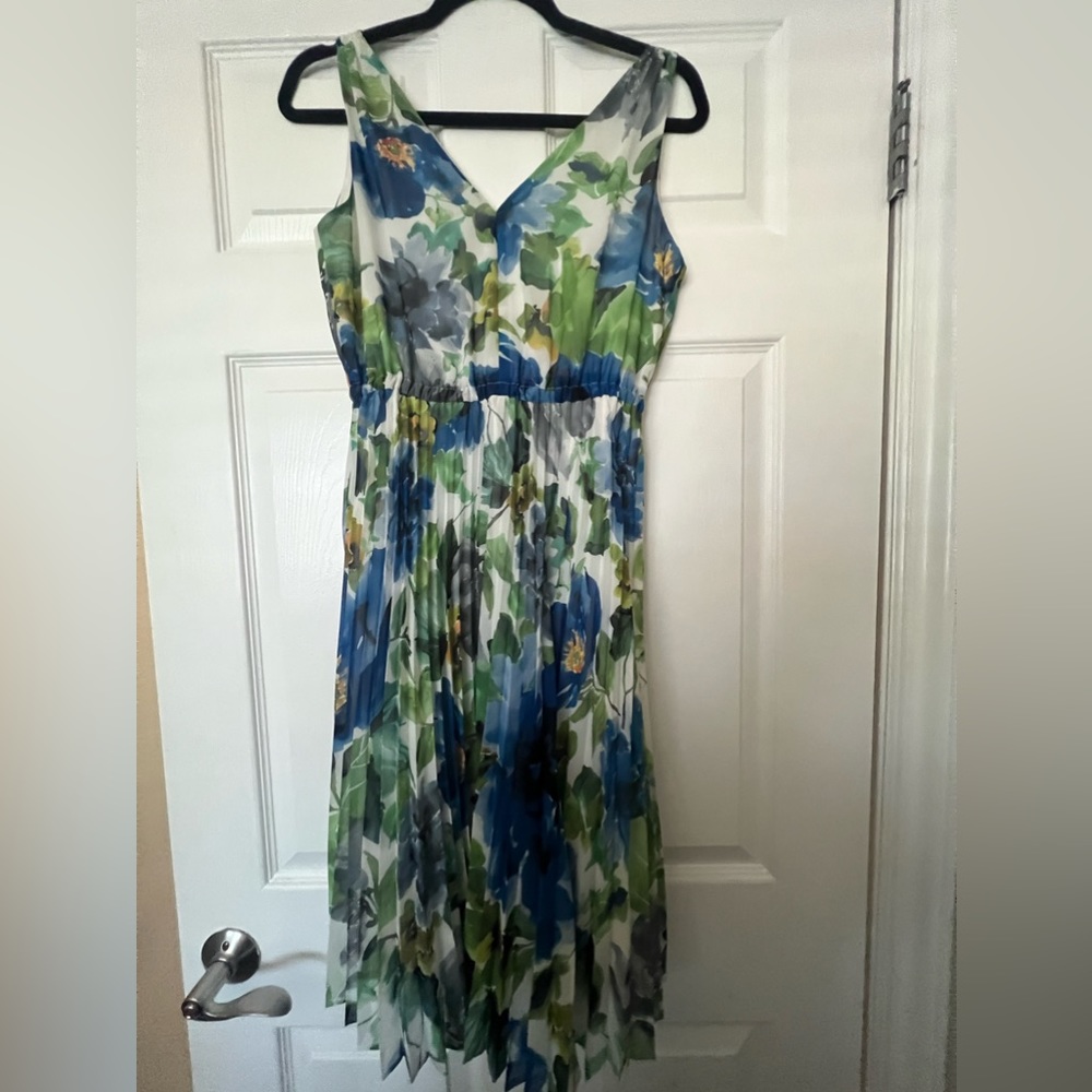 NWT Maggy London pleated floral dress